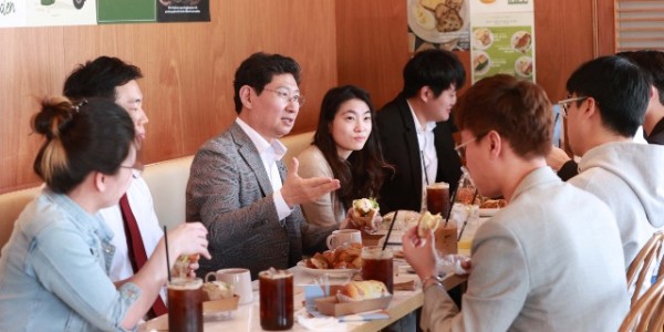 6-2. 이상일 용인특례시장이 18일 용인청년정책네트워크 위원들과 소통의 시간을 가졌다 (2).jpg