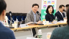 1-2. 지난 19일 수지구청 대회의실에서 이상일 용인특례시장이 수지구 지역 내 초등학교 교장들과 간담회를 열고 용인 교육발전 방안을 논의했다..jpg