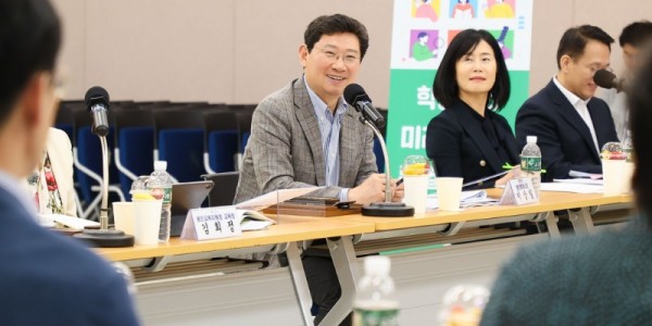 1-2. 지난 19일 수지구청 대회의실에서 이상일 용인특례시장이 수지구 지역 내 초등학교 교장들과 간담회를 열고 용인 교육발전 방안을 논의했다..jpg