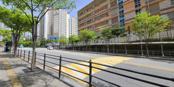 5. 동백3동 행정복지센터가 어정중학교 사거리 일원에 보행자 방호용 울타리를 설치했다..jpg