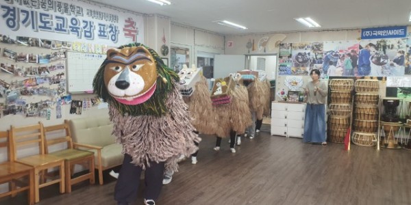 3-1. 국악인사이드팀의 초등학생들이 사자 탈놀이 공연 준비에 한창이다.JPG