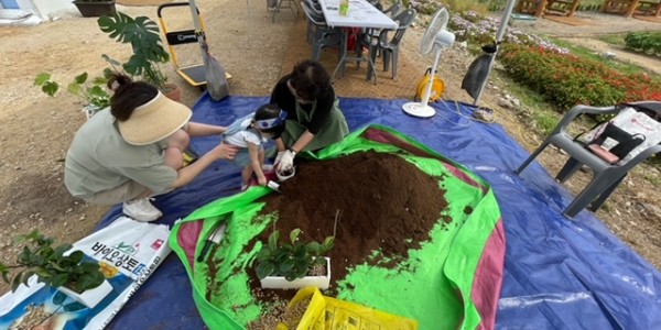 10. 용인특례시가 공세동 시민농장에서 무료로 분갈이 서비스를 한다.jpeg