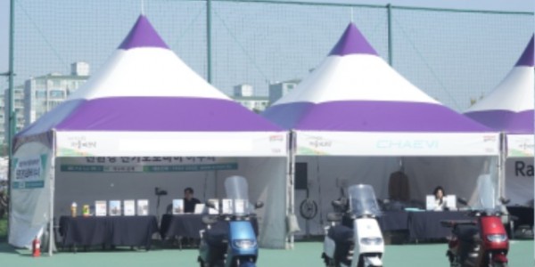 4. 용인특례시가 전기이륜차 보조금 지원 사업에서 농업인을 대상으로 추가 보조금을 지원한다. 사진은 지난해 관련 전시회에서 전기이륜차를 전시하고 있는 모습..jpg