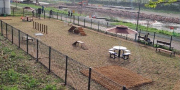 7. 용인특례시가 경안천변 반려견놀이터(사진)의 편의·안전 시설을 확충했다..jpg