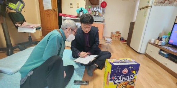 11. 신갈동 지역사회보장협의체가 중장년 1인 가구 대상 맞춤형 지원 사업을 시작한다..jpg