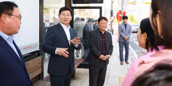 12-2. 지난 22일 이상일 용인특례시장이 성산초 관계자들과 보평역·장애인종합복지관 버스정류장을 방문해 체험학습 버스 정차 구역을 확인하고 있다..jpg