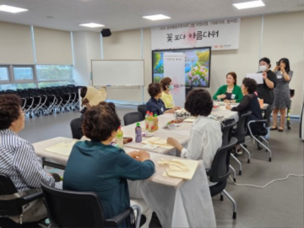 6. 지난해 용인특례시 수지구보건소에서 진행된 문화예술 치유프로그램 모습.jpg
