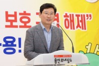 1-1. 이상일 용인특례시장이 24일 처인구 이통장연합회가 남사읍 주민자치센터에서 개최한 송탄 상수원 보호구역 해제 협약 기념 연합회의에서 인사말을 하고 있다..jpg