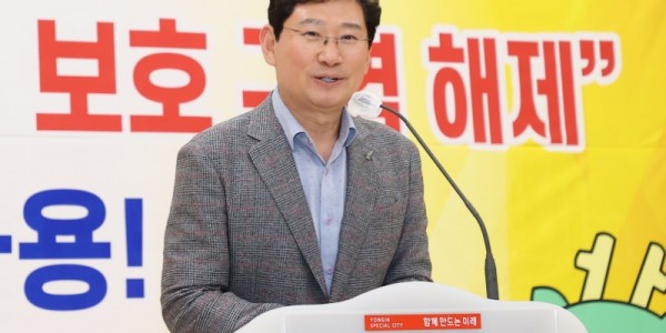 1-1. 이상일 용인특례시장이 24일 처인구 이통장연합회가 남사읍 주민자치센터에서 개최한 송탄 상수원 보호구역 해제 협약 기념 연합회의에서 인사말을 하고 있다..jpg