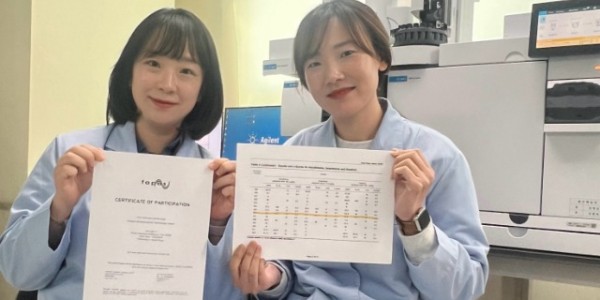 4. 용인특례시 농업기술센터 관계자들이 영국 식품환경연구청의 잔류농약 분석 평가지를 들고 기념촬영을 하고 있다.jpg