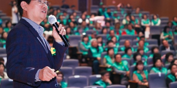 1-1. 25일 새마을의 날 기념식에서 이상일 용인특례시장이 새마을지도자를 대상으로 인문학 특강을 했다..jpg