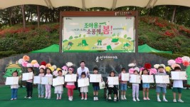 1-1. 이상일 용인특례시장이 27일 용인농촌테마파크에서 열린 축제에서 사생대회 수상자 17명의 어린이와 기념촬영을 하고 있다..jpg