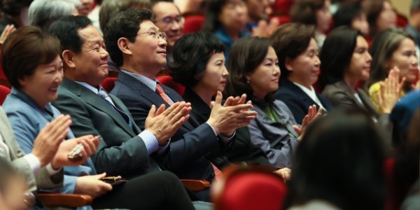 6-2. 이상일 용인특례시장이 지난 26일 용인문예회관에서 열린 전북도민회 주관 음악회를 관람하고 있다.jpg