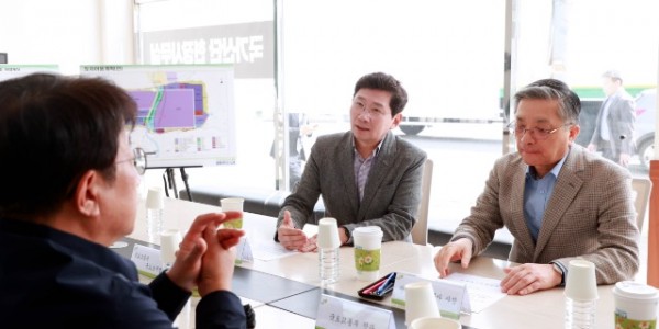 11-3. 이상일 용인특례시장이 지난 27일 박상우 국토교통부장관, 이한준 한국토지주택공사 사장과 만나 용인 첨단시스템반도체 국가산업단지 현안을 점검했다..jpg
