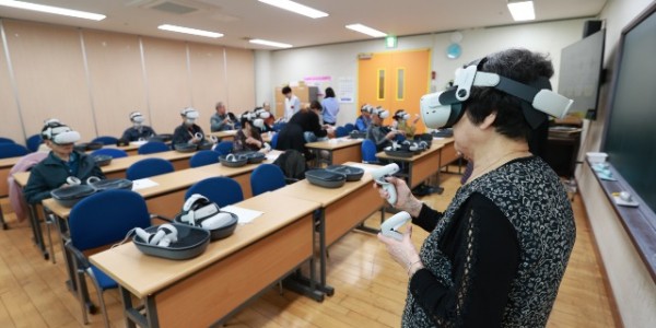 2-1. 용인특례시가 어르신 안전을 위해 VR을 활용한 가상 체험교육을 하고 있다.jpg