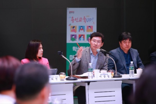 1-1. 지난 29일 _용인 미디어센터_에서 열린 기흥구 초등학교 교장 간담회에서 의견을 이야기하는 이상일 용인특례시장.jpg