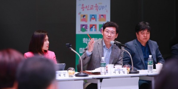 1-1. 지난 29일 _용인 미디어센터_에서 열린 기흥구 초등학교 교장 간담회에서 의견을 이야기하는 이상일 용인특례시장.jpg