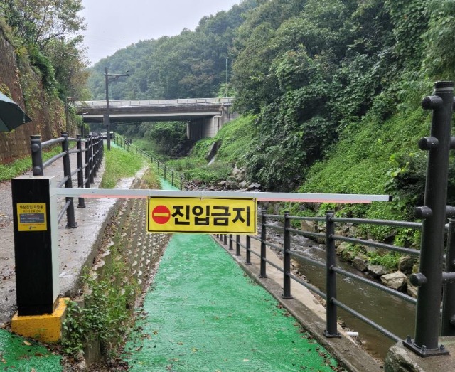 4. 용인특례시가 여름철 재난 대비책을 시행한다. 사진은 하천출입차단시설 가동 모습.jpg