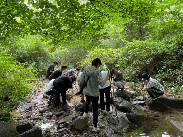 6-1. 용인산림교육센터에서 다양한 숲체험 프로그램을 운영한다. 사진은 물소리 듣기 체험.jpg