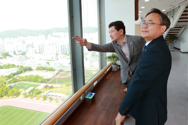 6-3. 이상일 용인특례시장이 고기동 행정안전부 차관에게 수지구 일대를 소개하고 있다.jpg