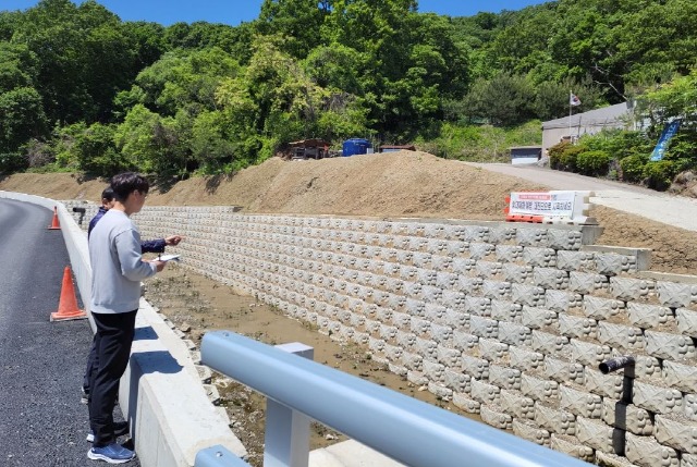 6. 용인특례시가 여름 장마철을 앞두고 하천 안전상황을 점검 중이다.JPG