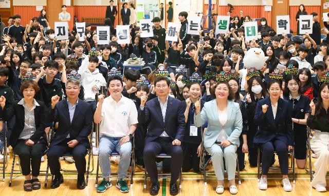 1-2. 이상일 용인특례시장이 22일 흥덕중학교에서 ‘기후 위기 대응과 남극 이야기’를 주제로 특강을 한 뒤 학생들과 교직원 등과 기념촬영을 하고 있다..jpeg