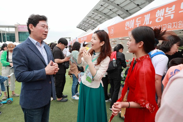 1-1. 지난 25일 용인특례시청 하늘광장에서 열린 ‘2024 온가족 다문화 축제 We are Family’에서 시민들과 인사를 나누고 있는 이상일 시장.JPG