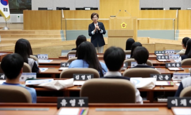 240527 김미숙 의원, 청소년 의회교실 참석해 군포시 산본중학교 학생들 격려(2).jpg