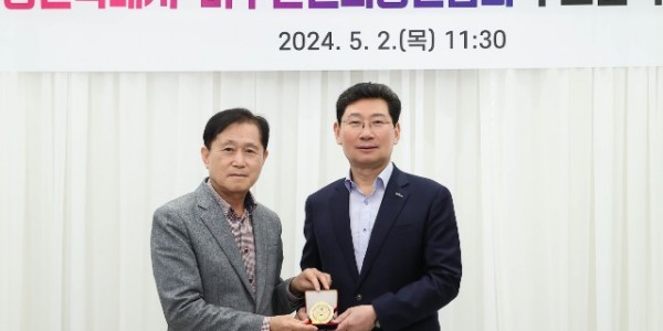 3-2. 이상일 용인특례시장이 2일 미주한인회총연합회 대표단으로부터 감사패를 받았다.jpg