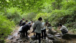 6-1. 용인산림교육센터에서 다양한 숲체험 프로그램을 운영한다. 사진은 물소리 듣기 체험.jpg