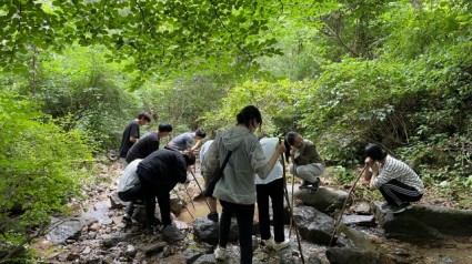 6-1. 용인산림교육센터에서 다양한 숲체험 프로그램을 운영한다. 사진은 물소리 듣기 체험.jpg