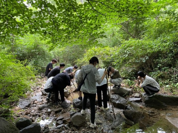 6-1. 용인산림교육센터에서 다양한 숲체험 프로그램을 운영한다. 사진은 물소리 듣기 체험.jpg