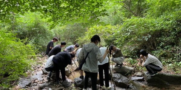 6-1. 용인산림교육센터에서 다양한 숲체험 프로그램을 운영한다. 사진은 물소리 듣기 체험.jpg
