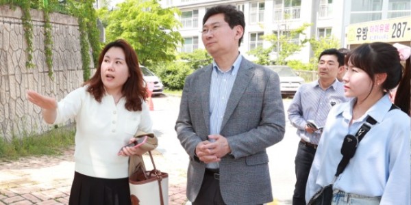 2-4. 이상일 용인특례시장이 3일 ‘기흥 우방아이유쉘’·신갈초 사이 통학로 현장 방문해 점검하고 있다.jpg