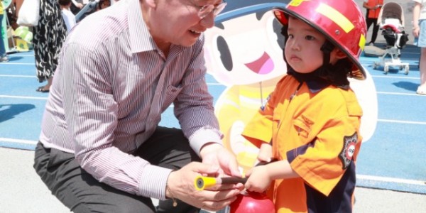 1-3. 지난 4일 용인미르스타디움에서 열린 용인특례시 어린이날 대축제에 참석한 이상일 용인특례시장.JPG