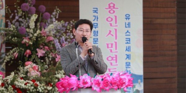 2-2. 지난 4일 용인특례시청 야외음악당에서 열린 시민 연등축제 봉축법요식에 참석한 이상일 용인특례시장.JPG