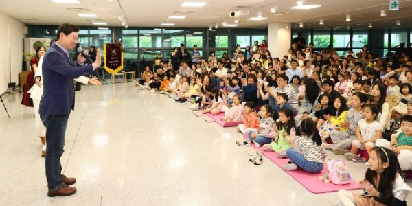 3-1. 지난 5일 용인어린이상상의숲에서 열린 어린이날 특별행사 오, 오! 상상이상에서 축사를 하고 있는 이상일 용인특례시장.jpg