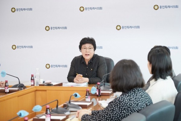 20240507 용인특례시의회 장정순 자치행정위원장, 의회 정책지원관과 간담회(4).jpg