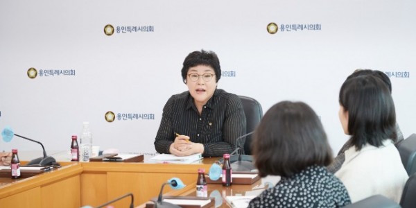 20240507 용인특례시의회 장정순 자치행정위원장, 의회 정책지원관과 간담회(4).jpg