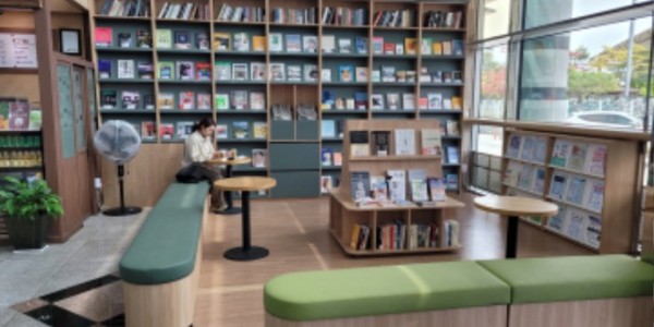 5. 용인특례시 기흥구청 로비 1층에 조성된 조아용 북카페.jpg