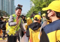 16-2. 이상일 용인특례시장이 9일 용인백현초등학교 앞에서 학생들의 안전을 위한 활동을 하고 있다..JPG