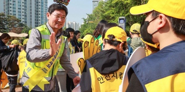 16-2. 이상일 용인특례시장이 9일 용인백현초등학교 앞에서 학생들의 안전을 위한 활동을 하고 있다..JPG