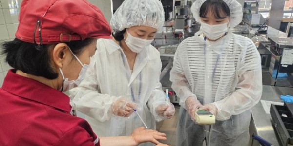 4-2. 지난 9일 수지구가 죽전휴게소에서 식중독 예방진단 컨설팅을 진행했다..jpg