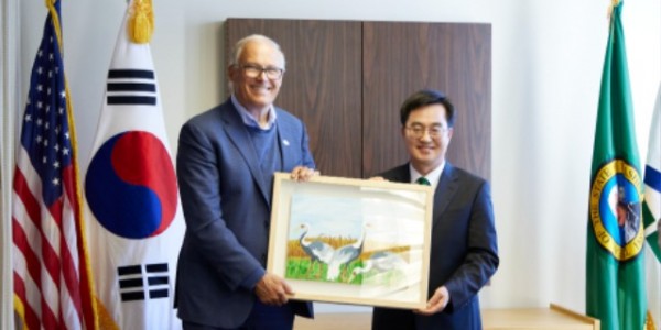 워싱턴+주지사+면담(4)_김동연+경기도지사가+선물한+강태원+작가(발달장애+2급)의+재두루미+그림.jpg