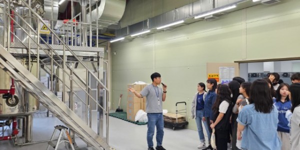 3-1. 용인바이오고 학생들이 용인시농업기술센터 내 유용미생물 생산시설을 둘러보고 있다.jpg