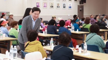 4-2. 이상일 용인특례시장이 11일 중앙동 어르신 효잔치에서 어르신들과 인사를 나누고 있다.jpg