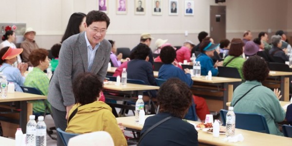 4-2. 이상일 용인특례시장이 11일 중앙동 어르신 효잔치에서 어르신들과 인사를 나누고 있다.jpg