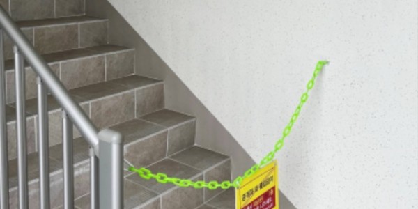 1-2. 용인특례시가 아파트와 학교 등 766곳에 옥상 피난 유도 설비를 배부했다. 이탈방지 펜스 설치 모습.jpg