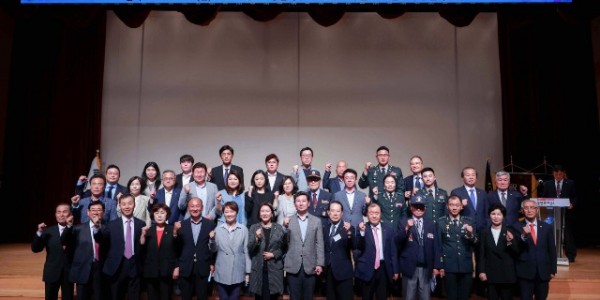 3-2. 이상일 용인특례시장이 13일 상이군경회 창립기념식에서 참가자들과 기념촬영을 하고 있다.JPG