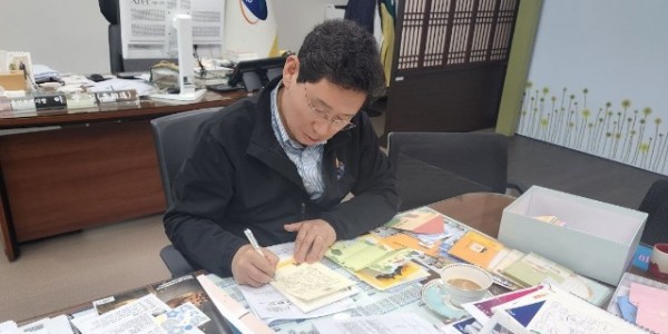 8-2. 이상일 용인특례시장이 용인성산초 학생들에게 일일이 손편지로 답장을 작성하고 있다(1).jpg